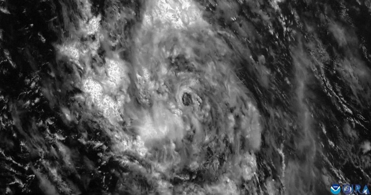 Satellitenbilder zeigen, wie der tropische Sturm Erin auf den Atlantik zusteuert