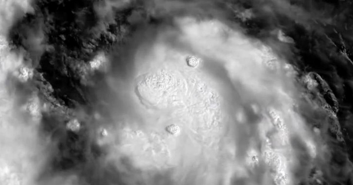 Hurrikan Erin intensiviert sich über dem Atlantik: Satellit erfasst Sturmblitze