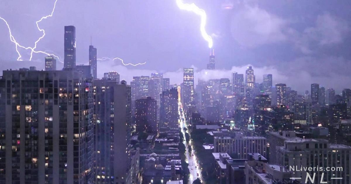 Muhteşem şimşek çakmaları Chicago gökyüzünü aydınlattı