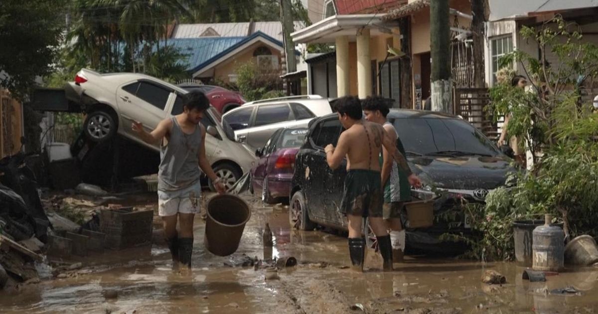 O tufão Kalmaegi arrastou carros e contêineres nas Filipinas, causando inundações sem precedentes.