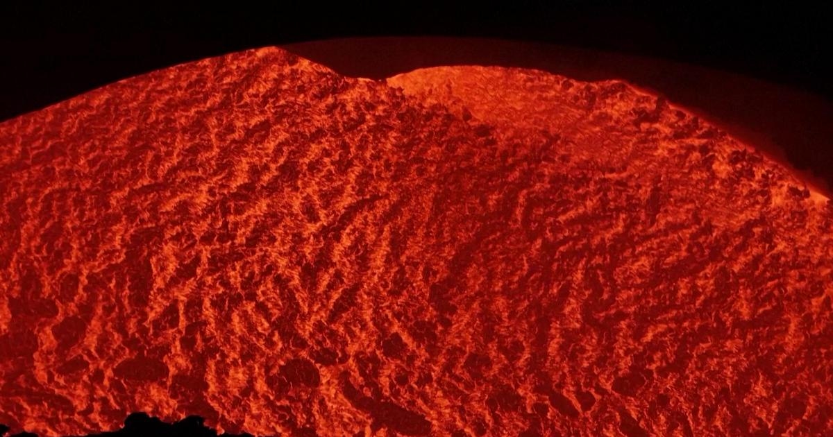 Etna, turistas a poucos passos do fluxo de lava: equipes de resgate alpino estão trabalhando para garantir a segurança.