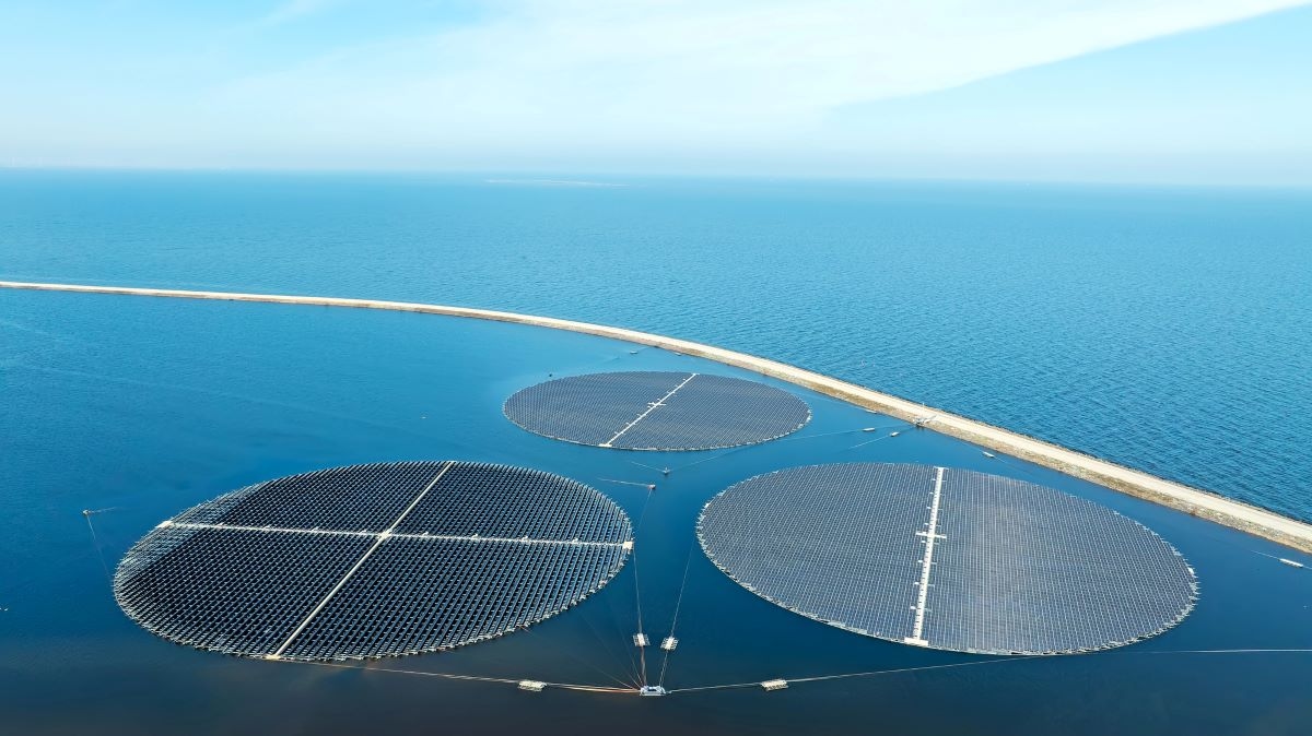 Goodbye to 0.3 Gt/year of CO2 by exploiting only 2% of clean offshore energy
