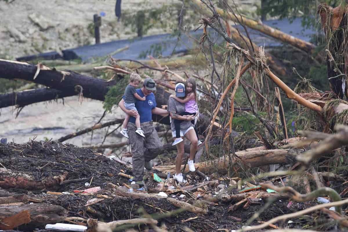 Alluvione in Texas: più di 50 morti tra cui 15 bambini nella catastrofe, 27 ragazzine ancora disperse al campo estivo