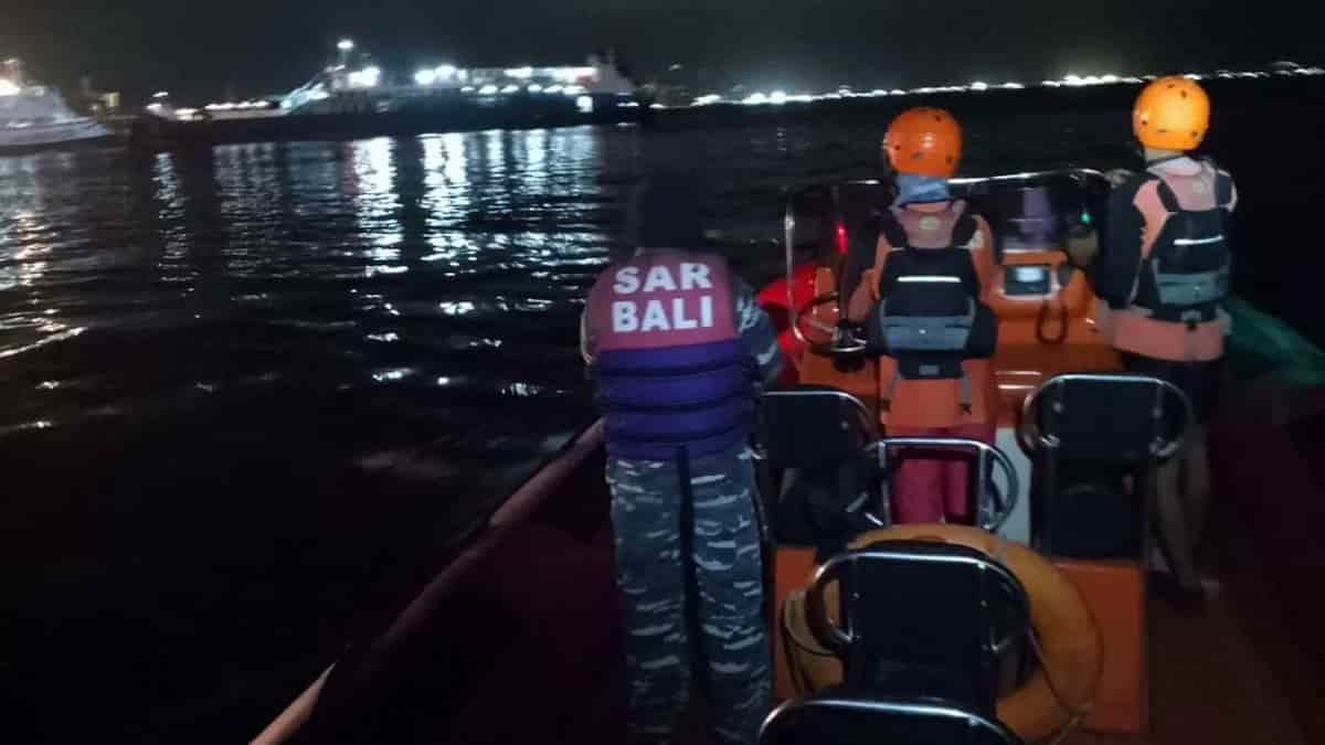 Ferry sinks in Bali: 4 dead but there were more than 60 people on board, massacre feared