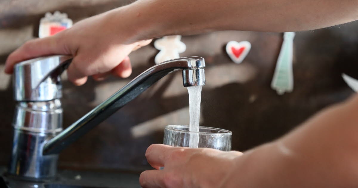 Champlitte-Leffond. Verteilung von Flaschenwasser nach einem Verstoß gegen die Vorschriften an der Papeterie-Quelle in Champlitte-Leffond.