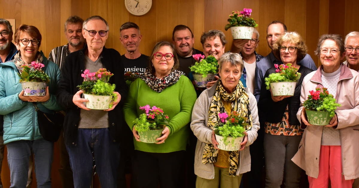 Corveissiat. Yaratıcılık ödülünü aldıktan sonra, kasabanın çiçek düzenleme gönüllüleri onurlandırıldı.