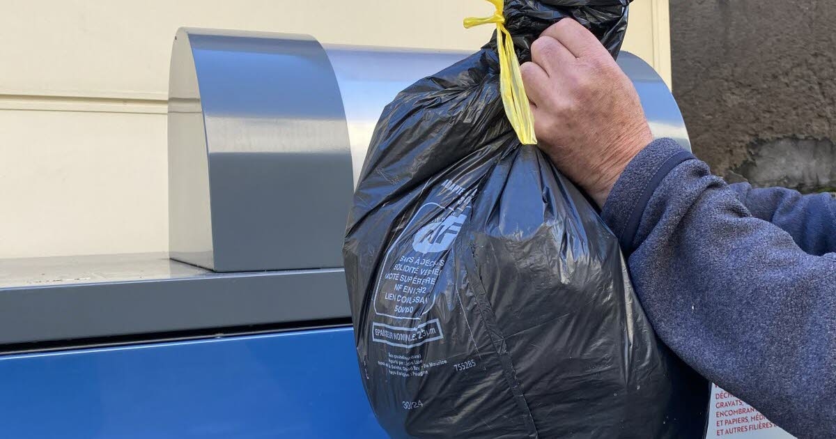 Saint-Bonnet-le-Château. Chipped bins have replaced loose waste on the sidewalks.