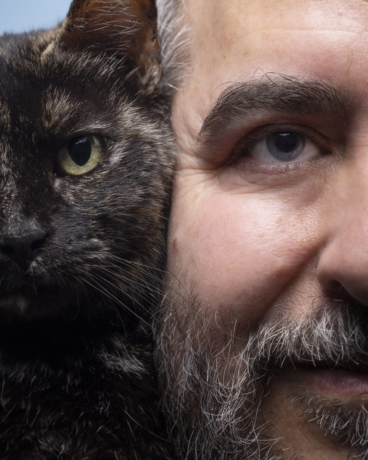 Kimsenin Kedileri: Görünmez Komşularını Hâlâ Anlayamayan Bir Toplum. Fernando Ocaña / Tüylü Dostları Kurtarma Yönetmeni