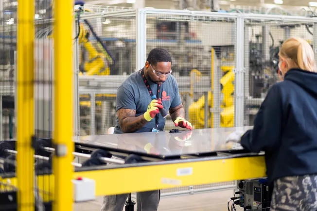 Los obstáculos comerciales y políticos obligan a First Solar a aumentar su producción en EE. UU.