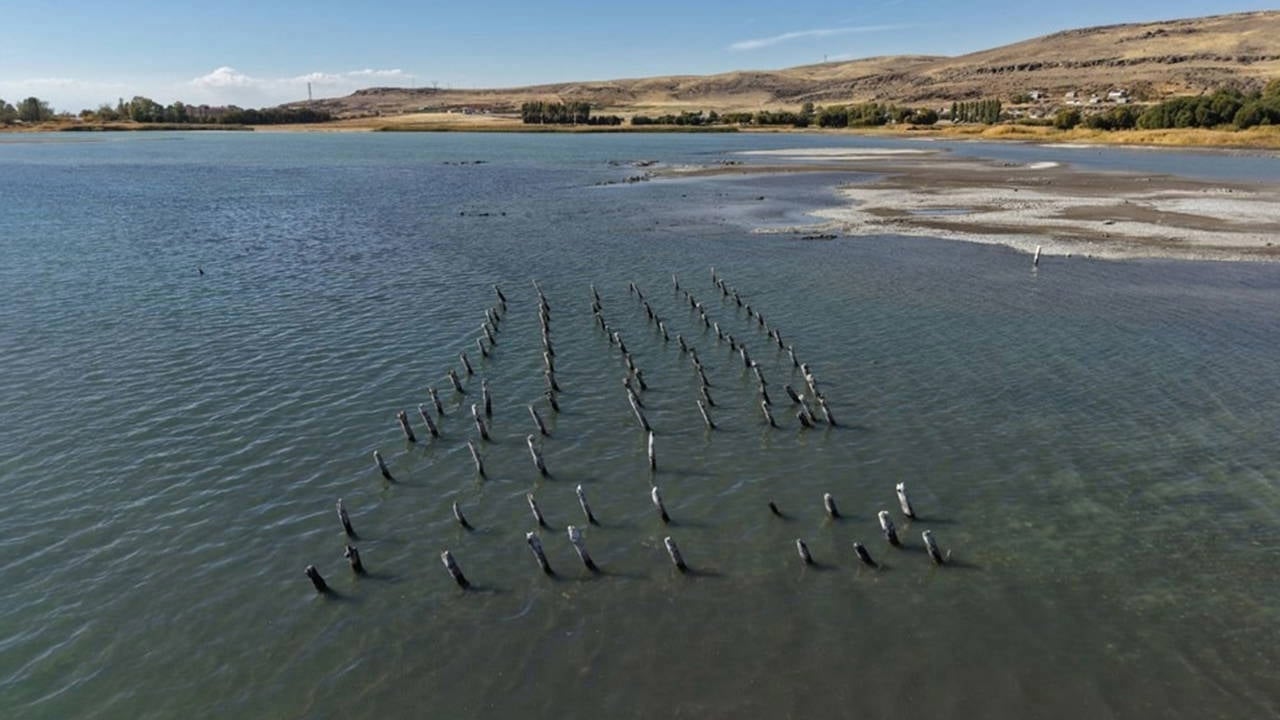 Wasserstand im Vansee sinkt: Jahrhundertalte Pierpfeiler freigelegt