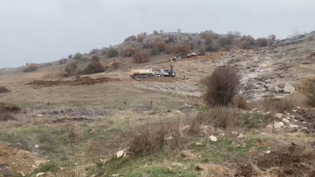 Karakaya begann den Tag mit einer Invasion: Die Kompanie drang unter Gendarmerieschutz in das Dorf ein.