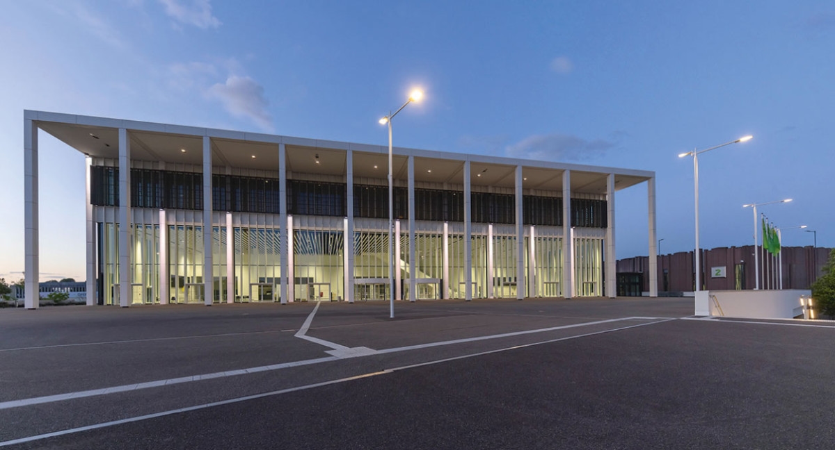 Наружное освещение с помощью мачтовых светильников и прожекторов