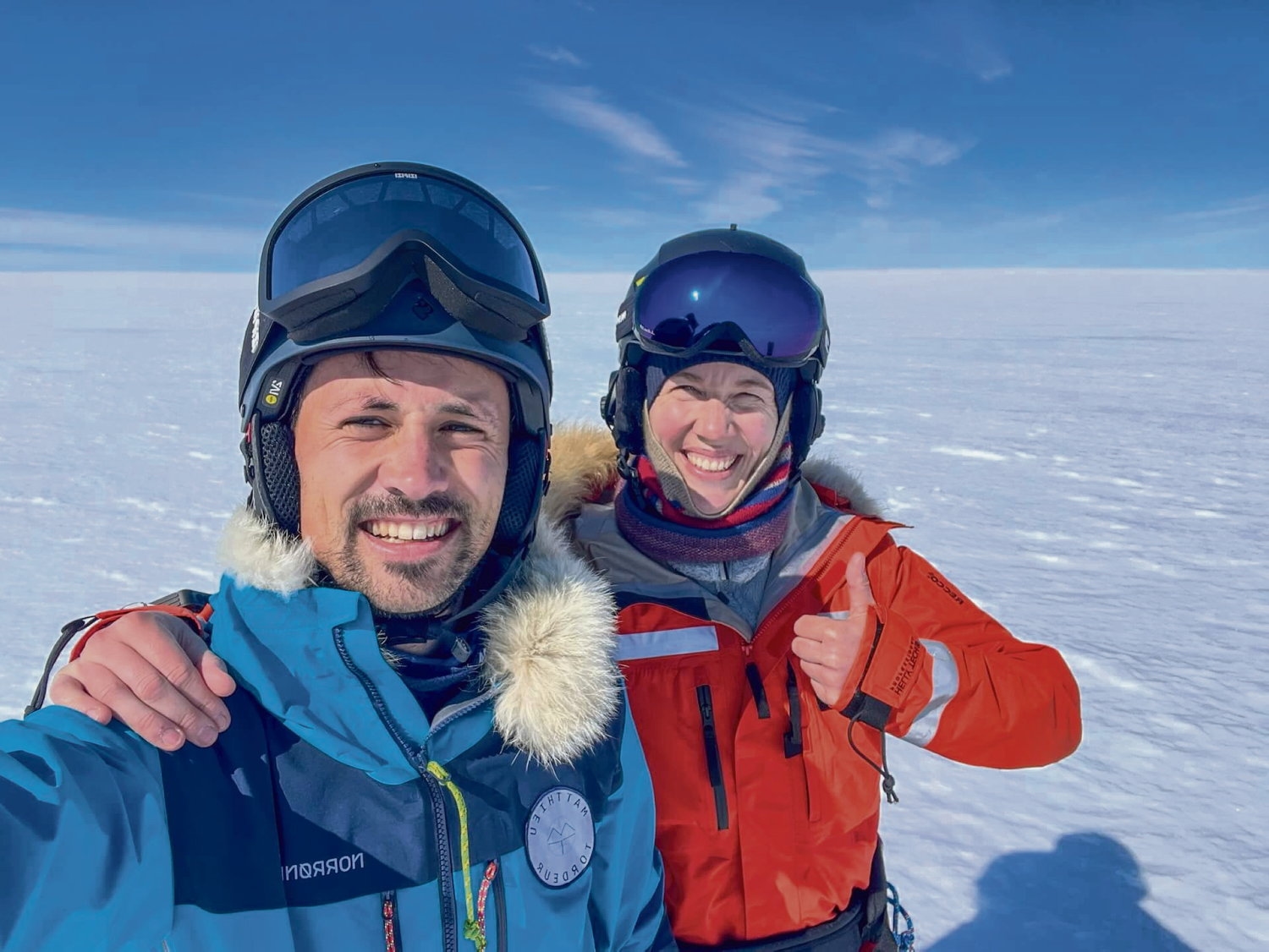 La glacióloga Heidi Sevestre y el explorador Matthieu Tordeur buscan el hielo de ayer para comprender el deshielo del hielo actual.